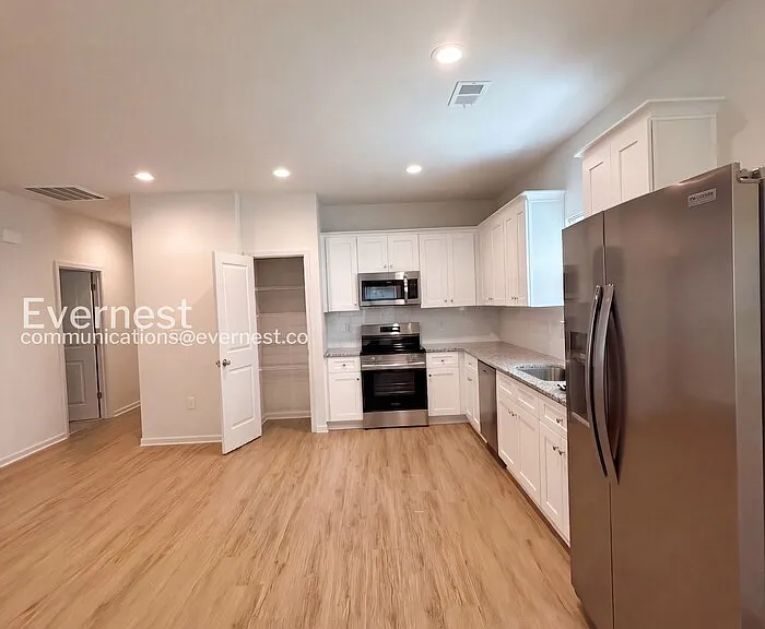 1808 Hemlock Ave — Photo 3