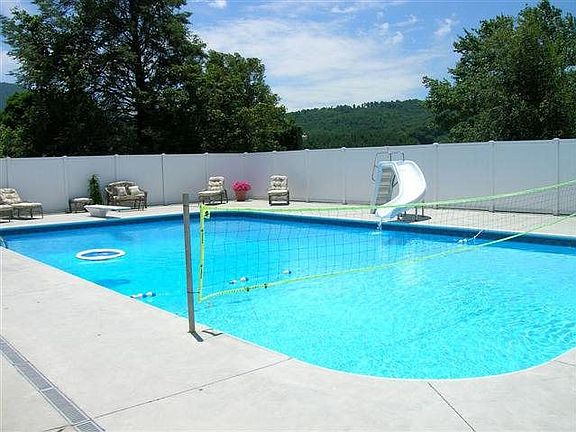 2nd image of 425 Willowshade Ln