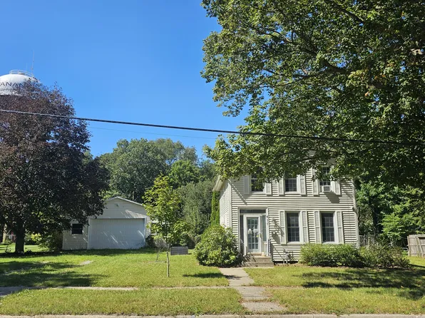 417 Moccasin St, Buchanan, MI 49107