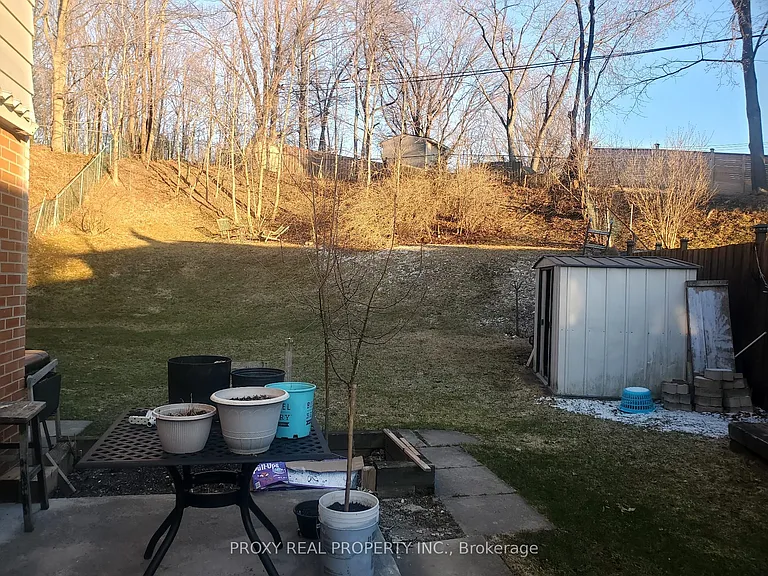 785 Greenfield Cres — Photo 18