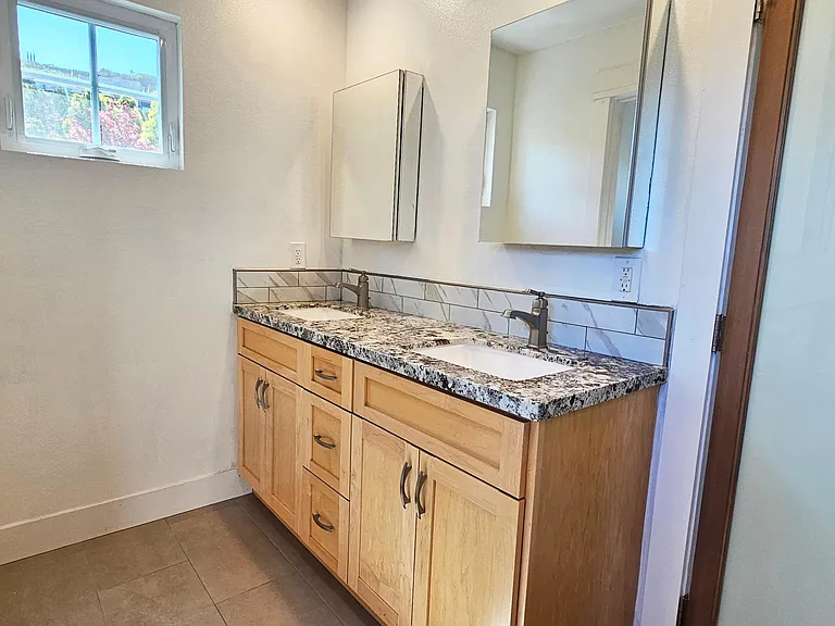 139 Plymouth Ave — Photo 12