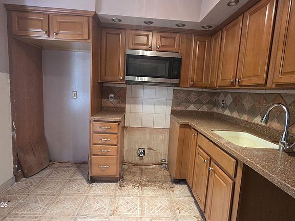 2nd image of 2801 Somerset Drive #101