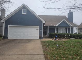 1112 SW Crossing Dr, Lees Summit, MO 64081