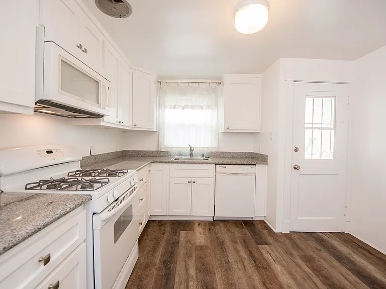 224 Frankfort Ave — Photo 10