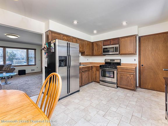 3rd image of 3158 Sterling St