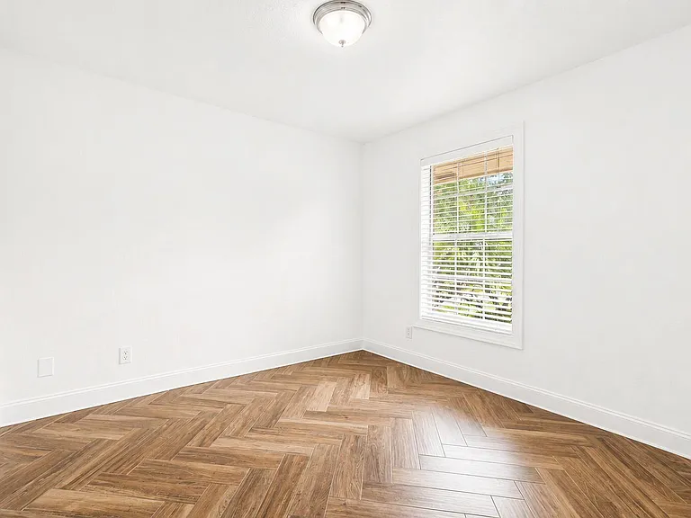 350 SW 8th St #2 — Photo 14