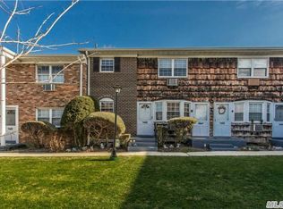4820 Wilshire Ln, Oakdale, NY 11769