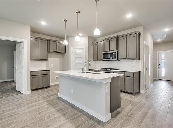 4th image of 3350 Conroe St