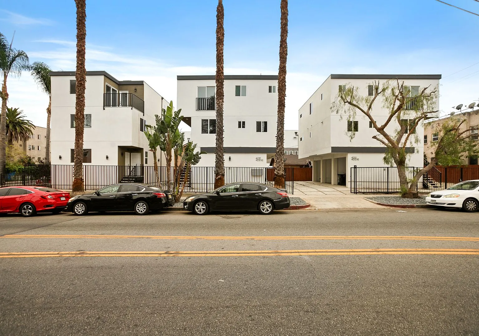 443 N Heliotrope Dr — Photo 1