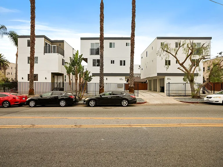 443 N Heliotrope Dr — Photo 1