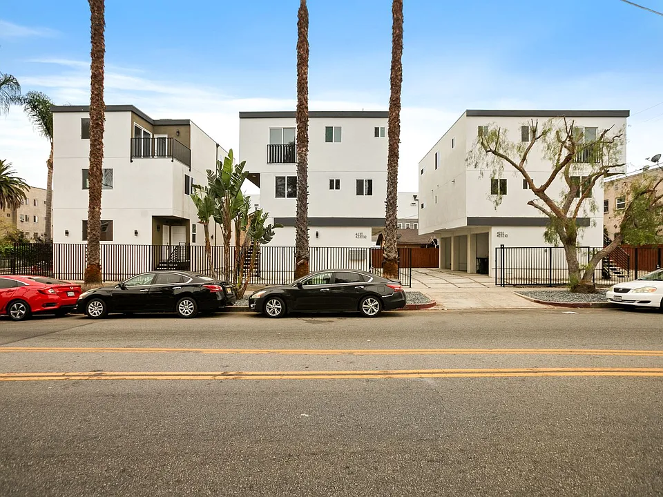 443 N Heliotrope Dr