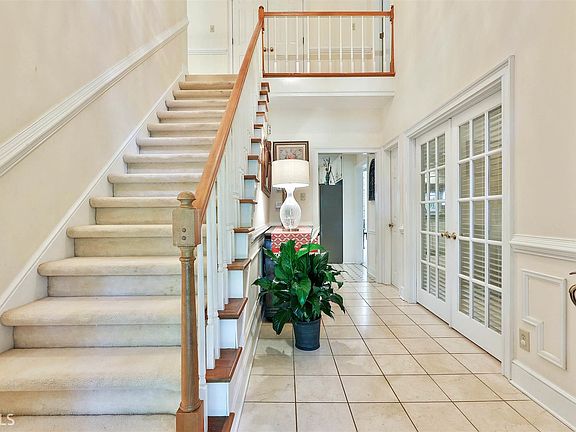 4th image of 240 Oxford Ln