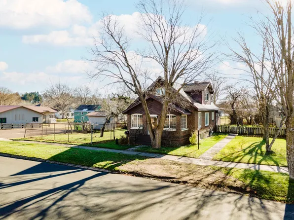 123 W Maple St, Iron River, MI 49935