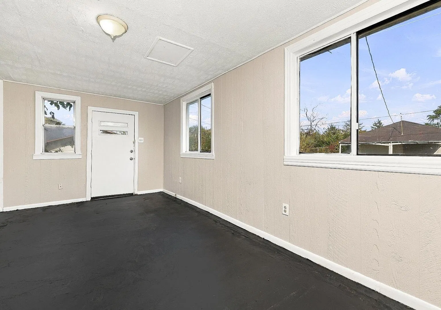 3 Bed 1 Bath Single Home in Dayton! — Photo 4