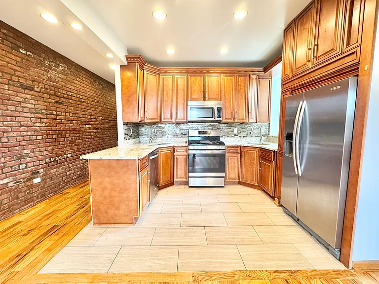 1240 E 7th St #5 — Photo 1