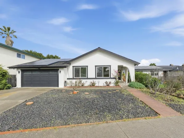 843 Cedarwood Ln, Petaluma, CA 94954