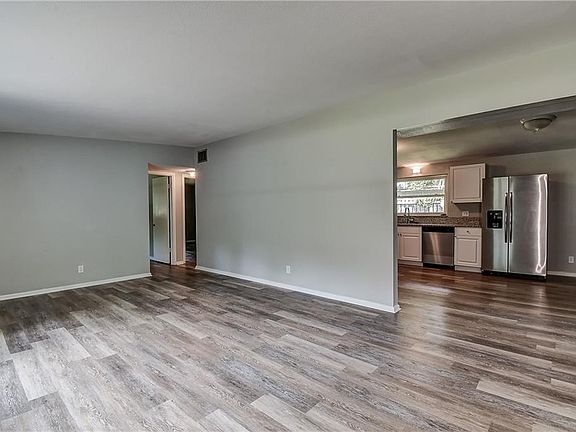 4th image of 1006 W River Dr