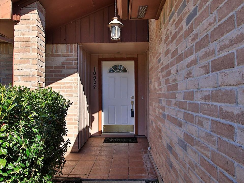 1st image of 10922 Fallbrook Dr