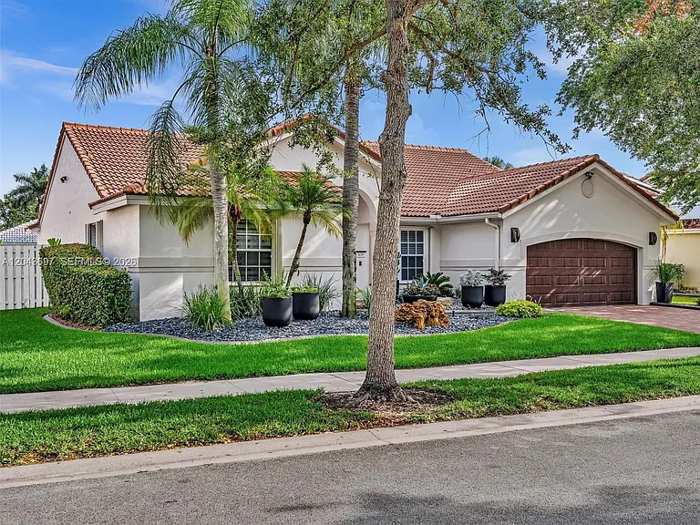 639 Verona Pl — Photo 4