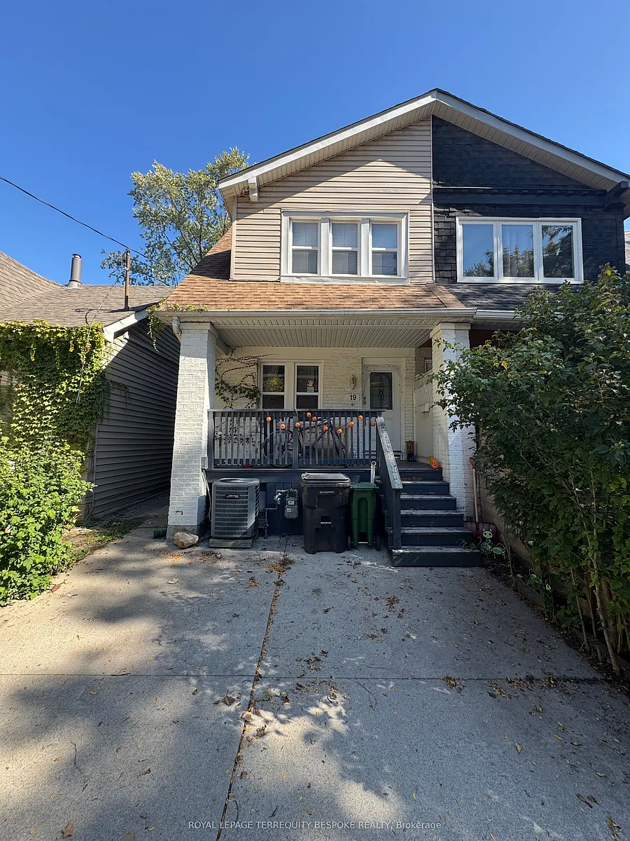 Photo 1 of 19 - 19 Lewis St #2 - Toronto, ON Primary Photo - 19 Lewis St #2