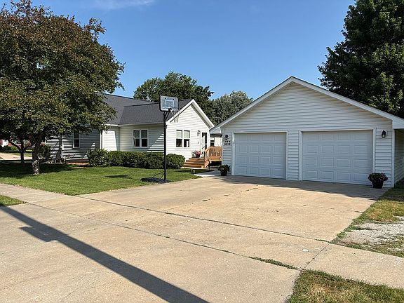 4th image of 310 NW Poplar Ave