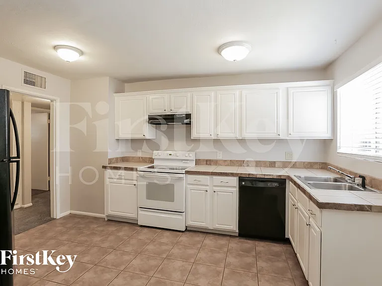 1357 W Sells Dr — Photo 5