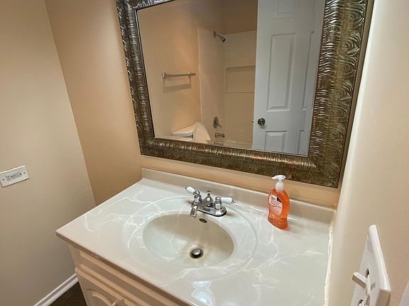 4th image of 300 Bayside Dr