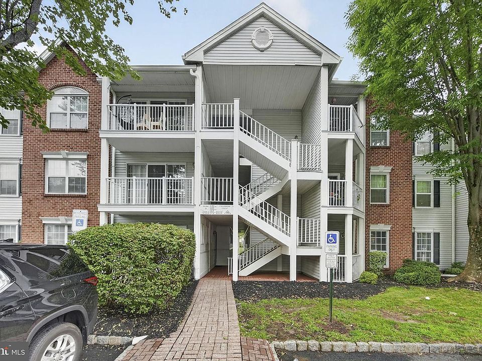 1st image of 76 Chambord Ct