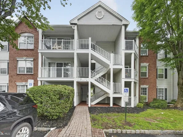 76 Chambord Ct, Hamilton, NJ 08619
