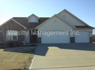 1936 E Finch Dr, Tonganoxie, KS 66086