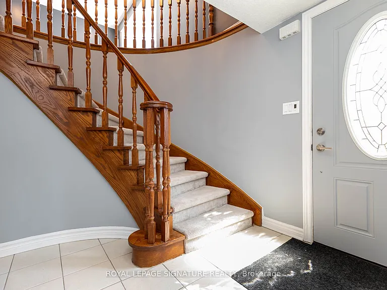 34 Kingswood Dr E — Photo 2