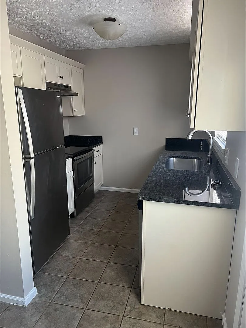 Spacious 2-Bedroom Townhouse with Garage — Photo 3
