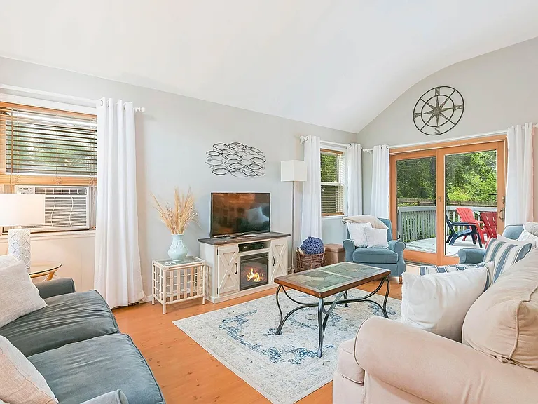 530 Stillwater Ave — Photo 2