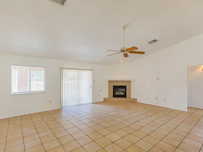 2400 Saguaro Loop — Photo 8
