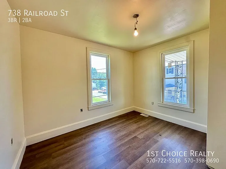 738 Railroad St — Photo 7