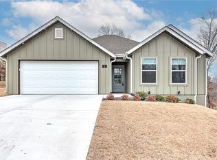 1 Northampton Dr, Bella Vista, AR 72714