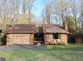 1118 Challedon Rd, Great Falls, VA 22066