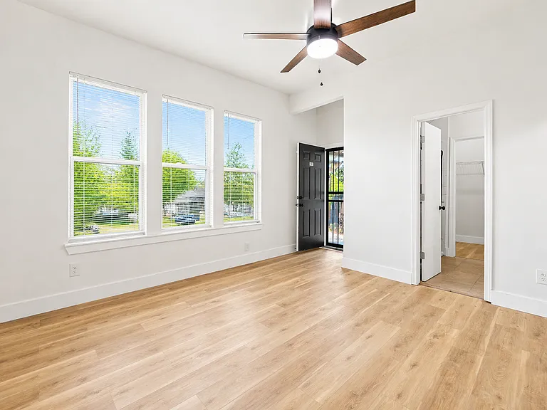 1595 Court Ave — Photo 3