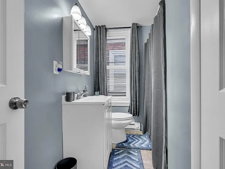 905 W Marshall St #2 — Photo 3
