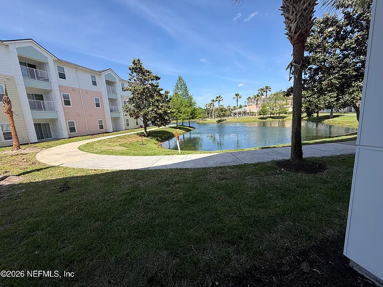 8201 Green Parrot Rd #106 — Photo 31
