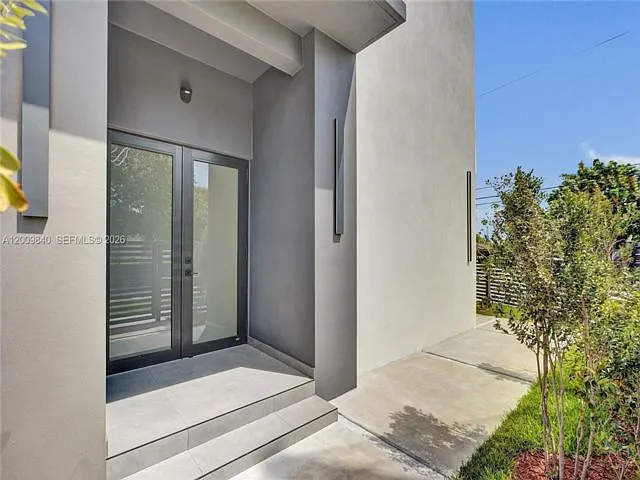 2411 SW 16th Ter — Photo 13