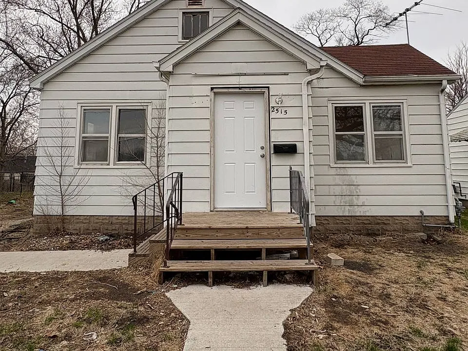 2515 E 4th St