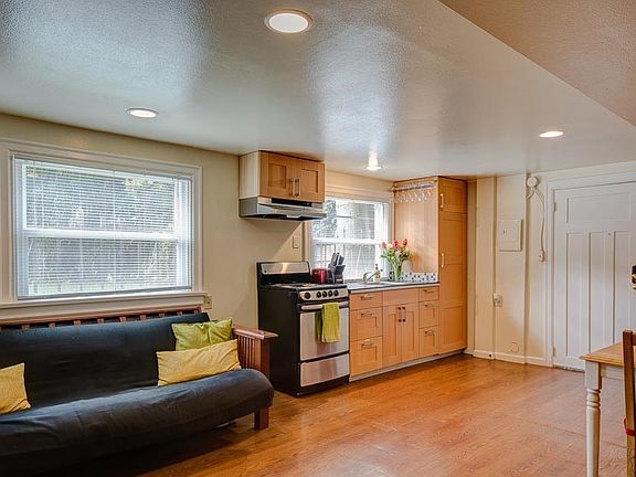 3rd image of 301 Belmont Ave E