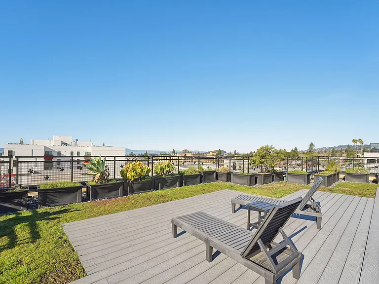 Addison Arts Apartments — Photo 36
