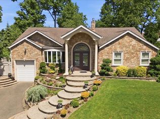 9 Robert Cir, Syosset, NY 11791