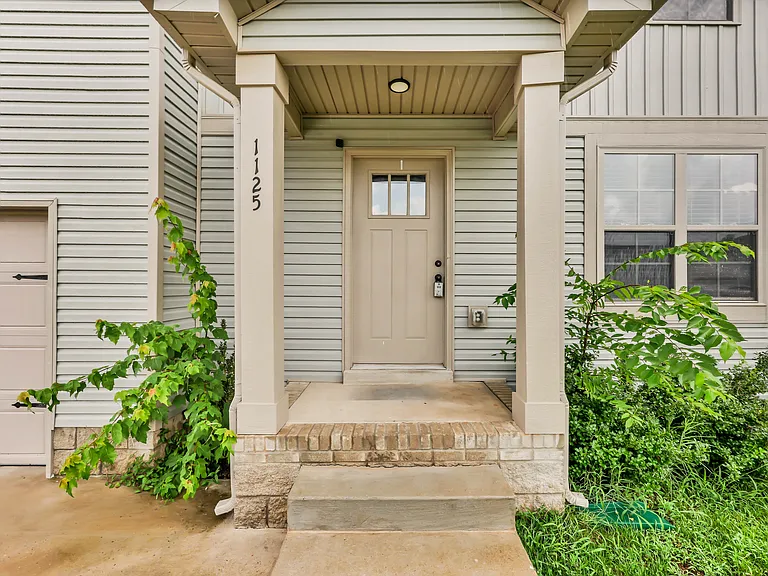 1125 Tybee Dr — Photo 2