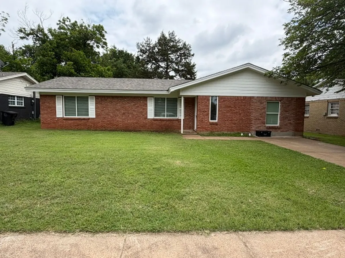 Building Photo - 1311 Manor Dr