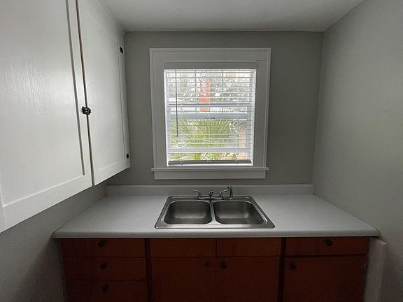 5th image of 250 11th Ave NE APT 21