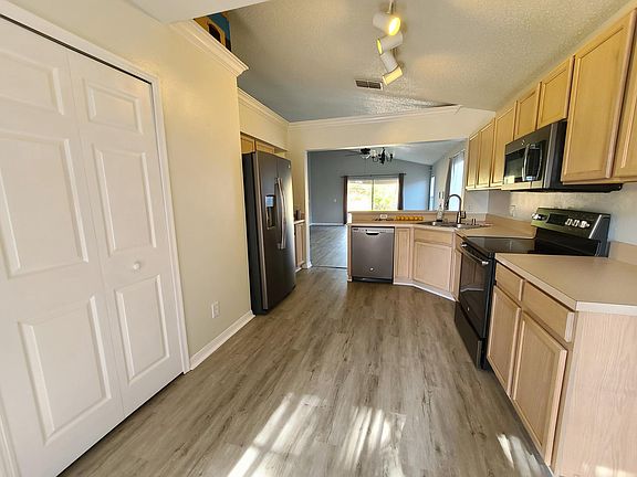 Kitchen features: breakfast nook, large pantry, fridge, dishwasher, oven, sink disposal and microwave.