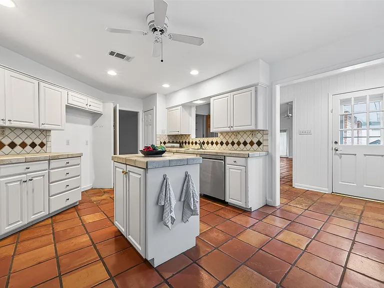 5643 Piping Rock Ln — Photo 20